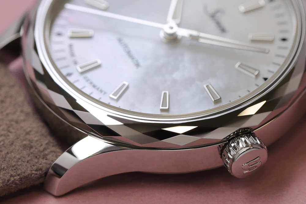 24個のひし形ファセットの装飾ベゼル