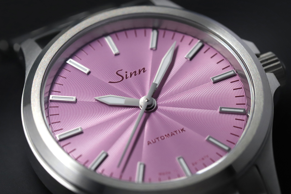 ギョーシェ彫りが美しい文字盤