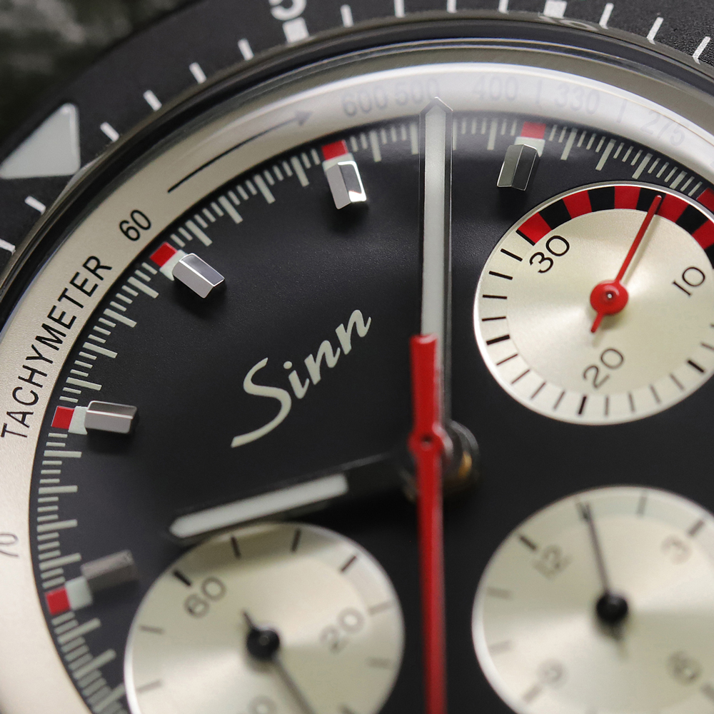 オリジナルに忠実なダイヤルデザイン