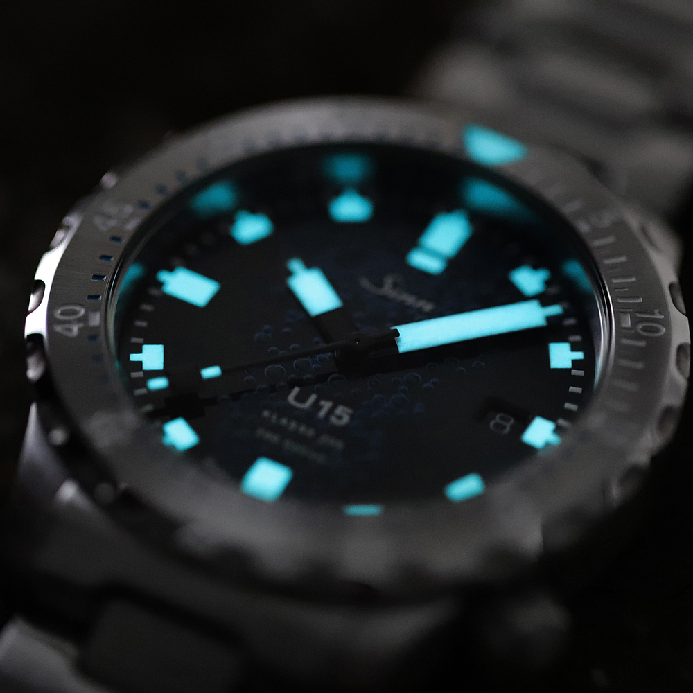 文字盤のインデックスと針、ベゼルのキーマークには夜光処理