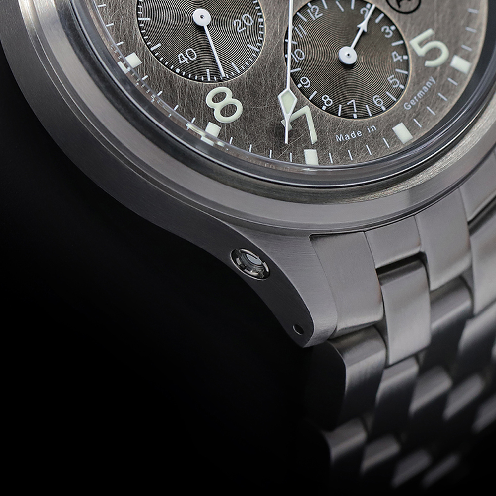 ドライカプセルを時計ケース7時位置に搭載