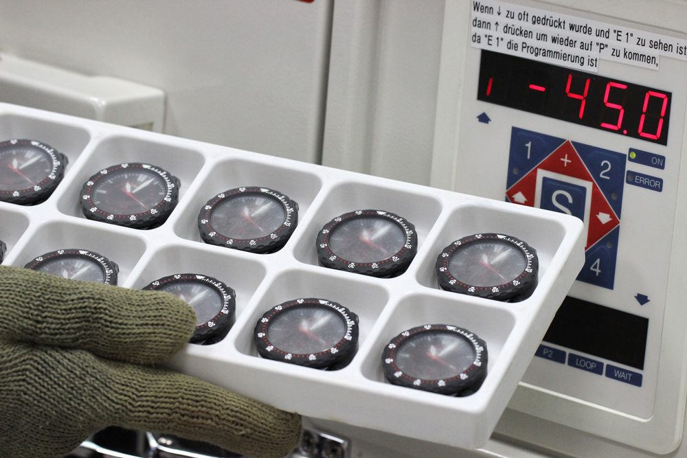 時計は－45℃から＋80℃の過酷な環境でも精度を維持