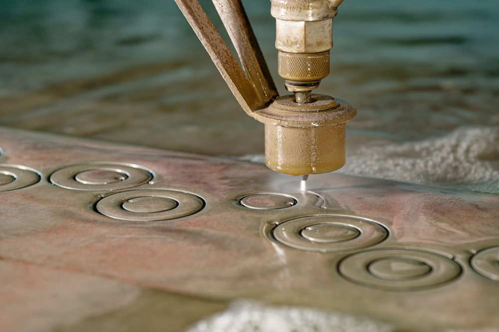 時計のミドルケースやベゼルを切り出し