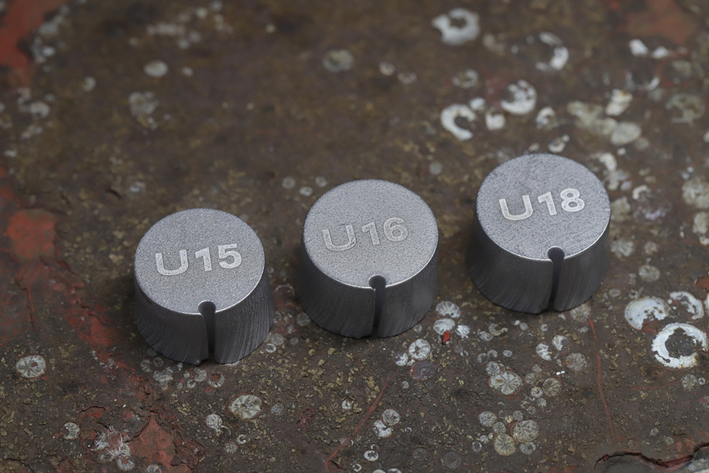 鋼材(ブランク)に潜水艦名を刻印