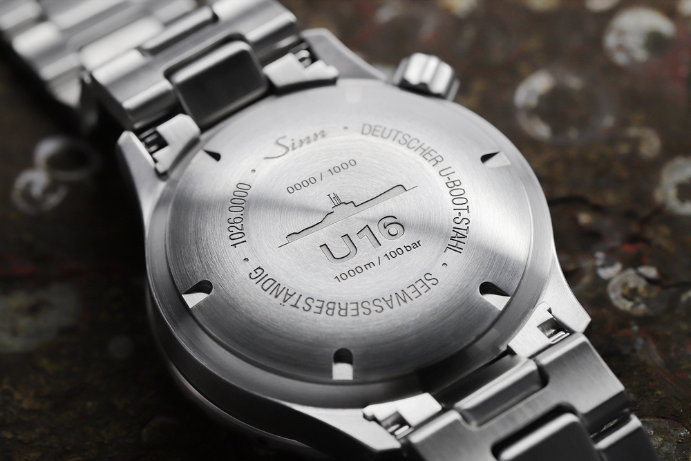 裏面には206型潜水艦のシルエットを刻印