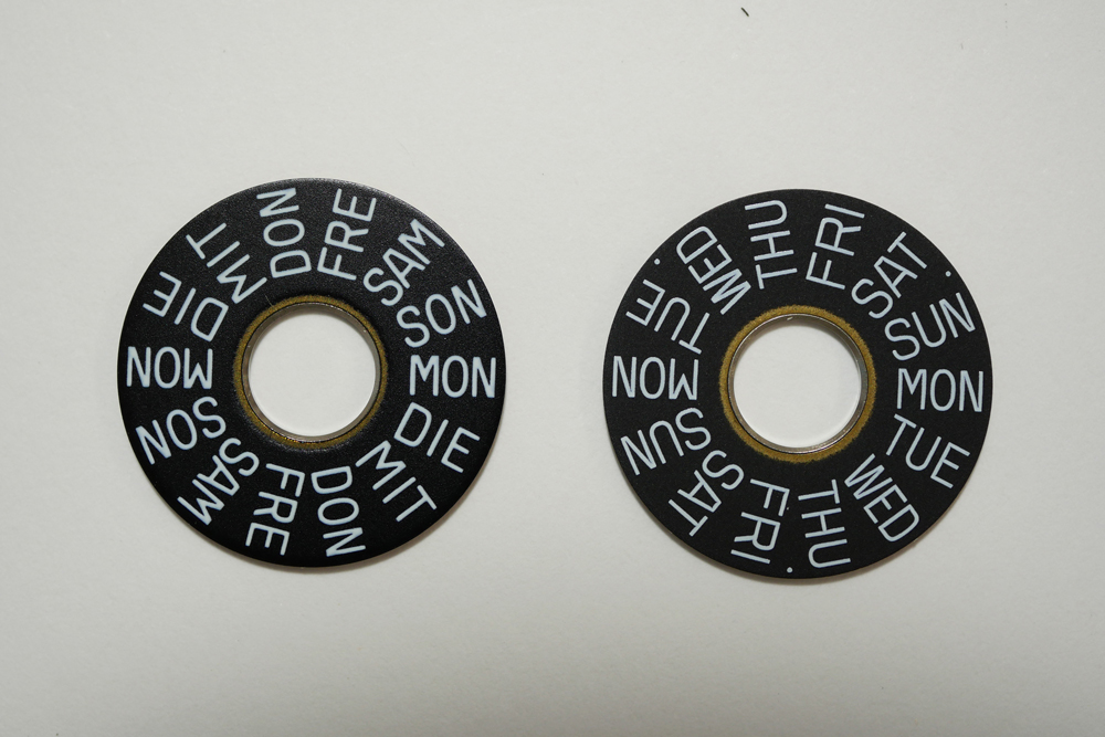 標準は写真左のドイツ語表記になっています(右が英語表記)