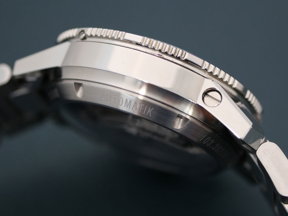 ケースにネジが埋め込まれたもの