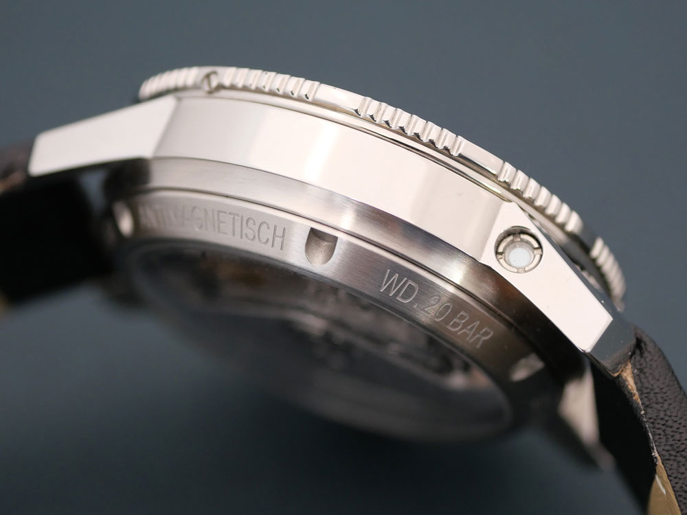 ドライカプセル搭載ケース