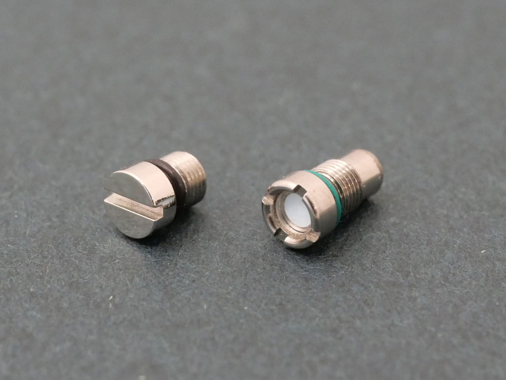 ケースに埋め込まれているネジ（左）とドライカプセル（右）