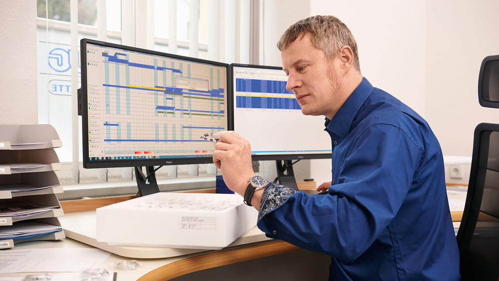 ケースの検査に厳しい目を向けるダニエル・ボルト