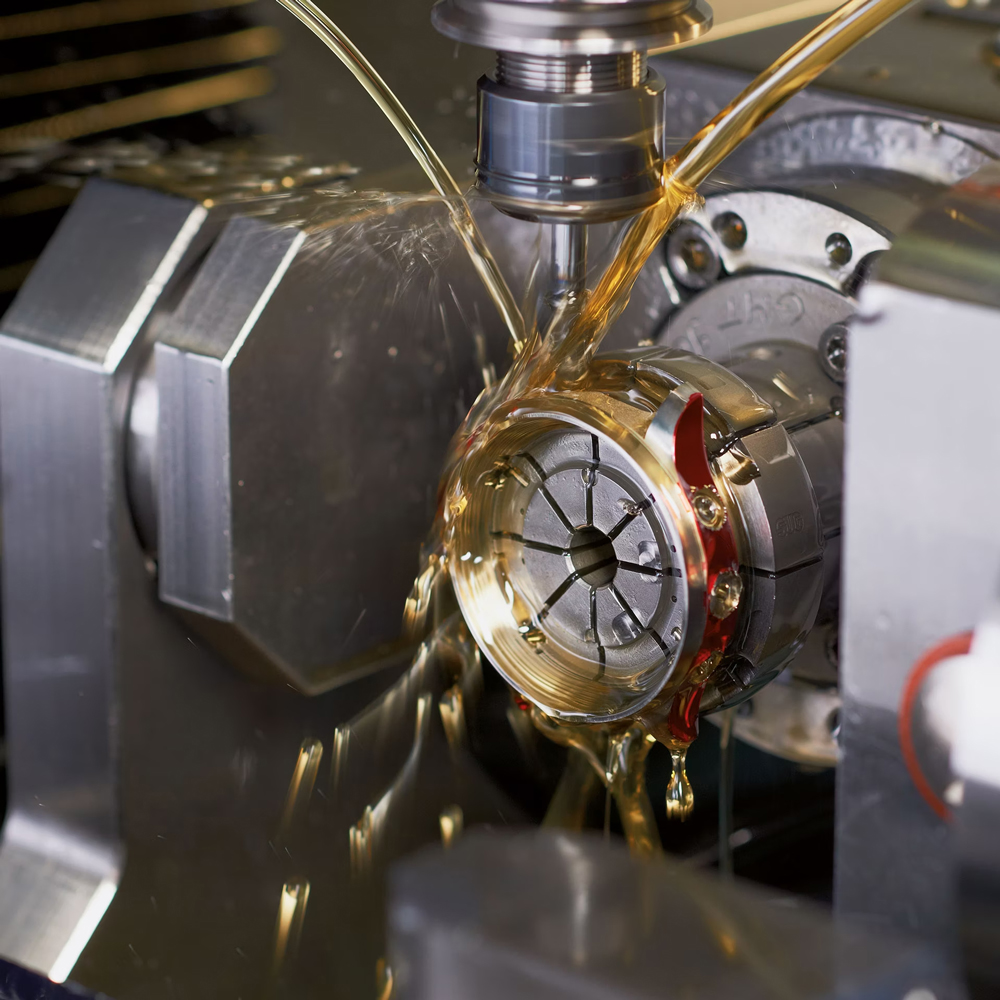 最新鋭のCNC機械を使ってケースを加工