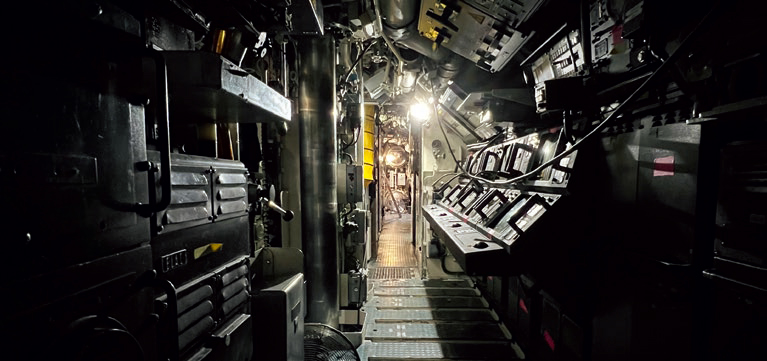 潜水艦内オペレーションセンターから艦首と魚雷発射管の視点