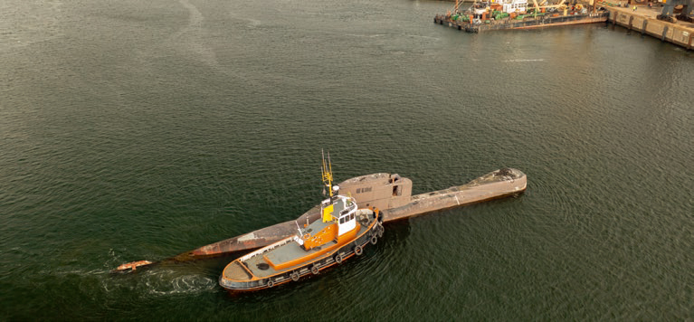 午前7時45分：タグボートがKSHの敷地に接近