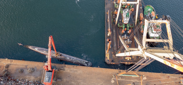 午前8時15分：タグボートが離れる