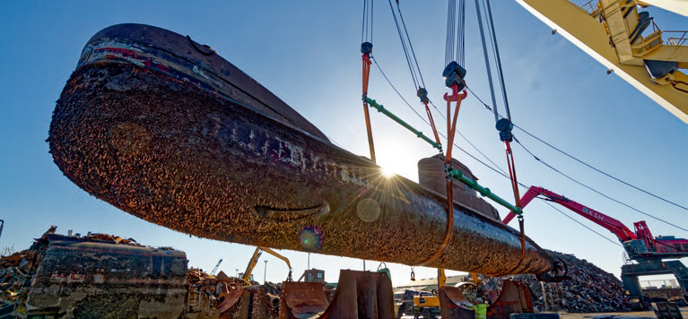 午前9時：フローティングクレーンは、重さ約450トンのU15をいわゆるクレードルに下ろす