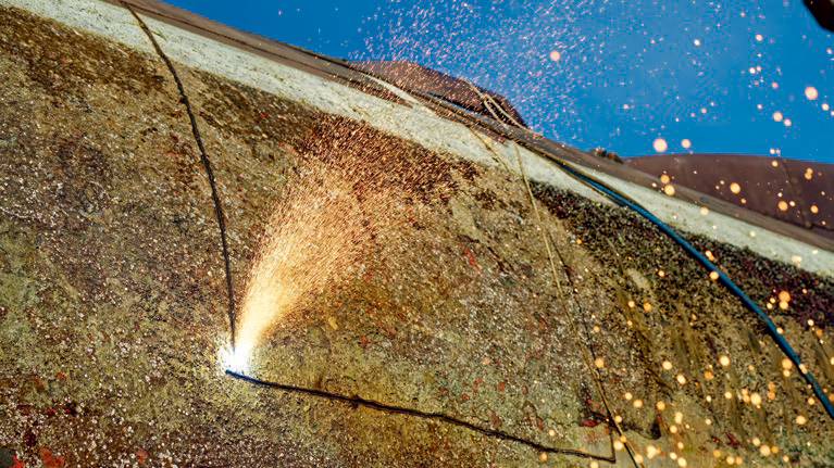 KSHリサイクルの第1工程：フレームカッターでU15の船体から鋼板を切り出す