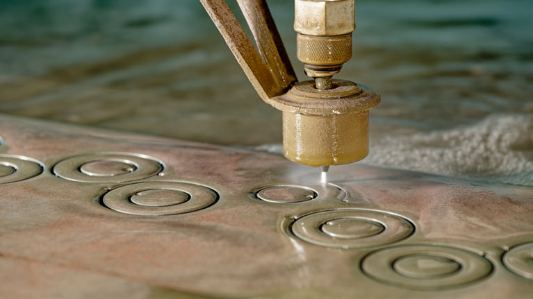 ウォータージェット・カッターを使って、ドイツ製Uボート・スチールの矯正板から裏蓋とミドルケース、回転ベゼルのブランクを切り出す