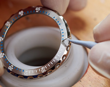 回転ベゼルの三角の夜光マーカーは手作業で取り付け