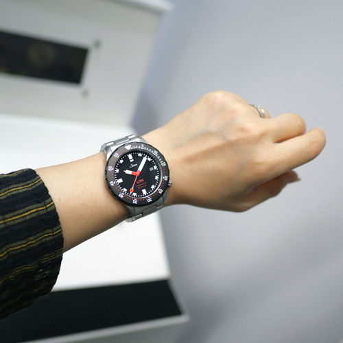 腕周り14.5cmの女性