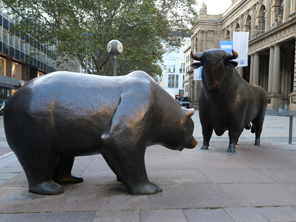 “雄牛と熊”のブロンズ像