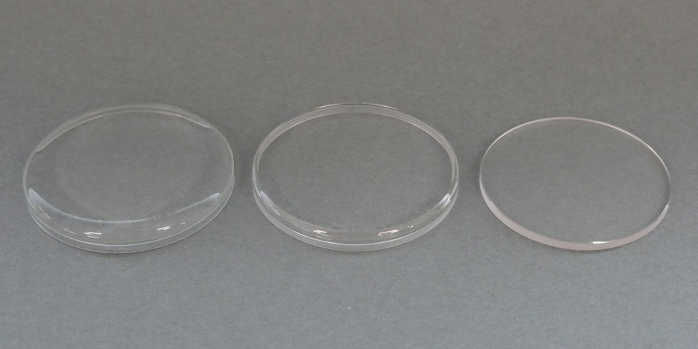 アクリル風防（写真左）の高さのあるフォルムを再現しつつ、傷がつきにくいサファイアクリスタル