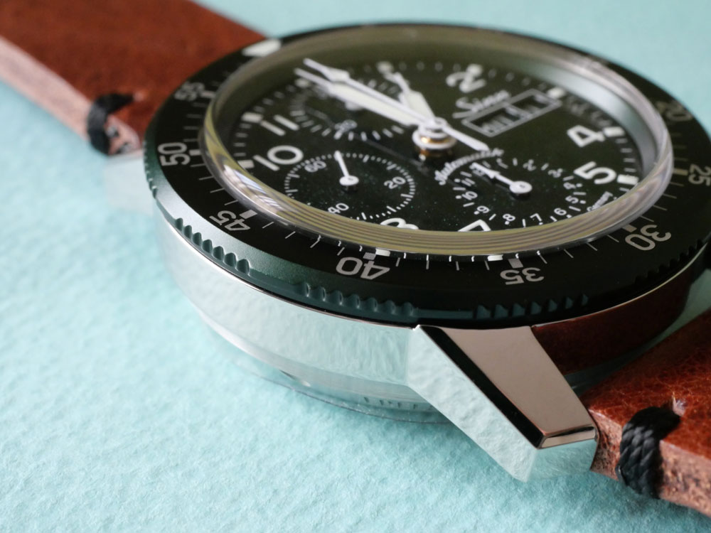 アクリル風防（写真左）の高さのあるフォルムを再現しつつ、傷がつきにくいサファイアクリスタル