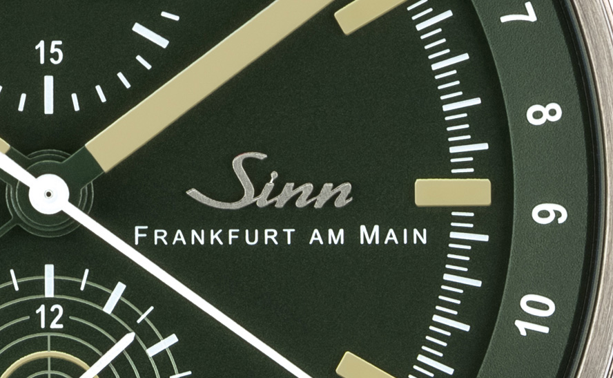 地名付きのロゴマークを持ったモデル