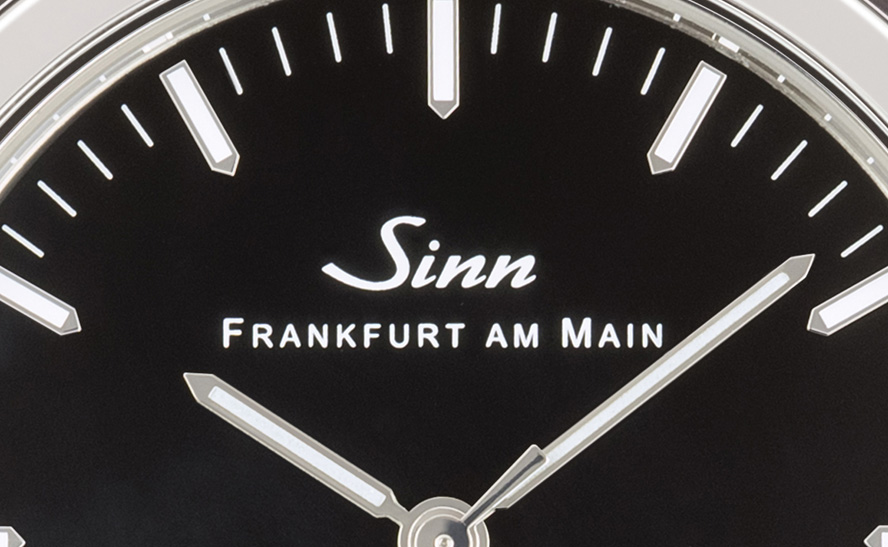 地名付きのロゴマークを持ったモデル