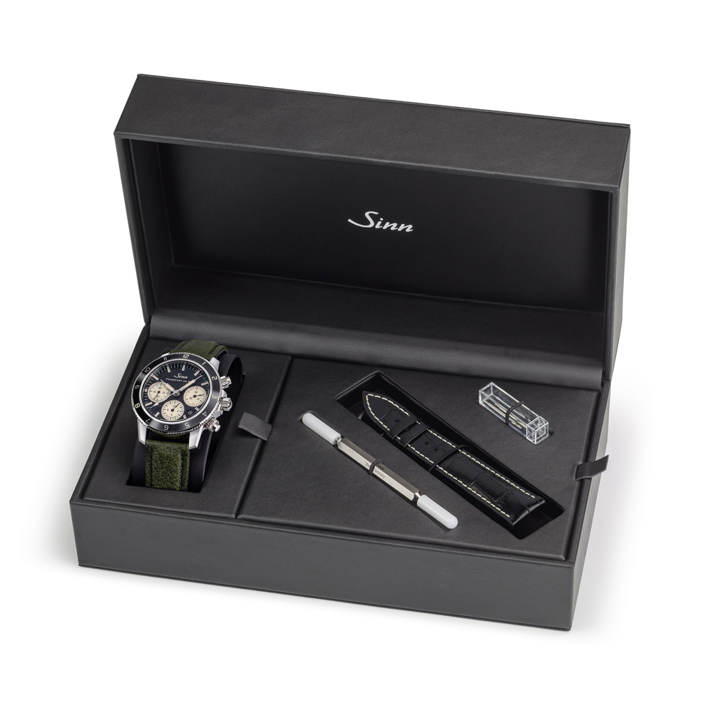 特別ボックスにブラックの型押しカウレザーストラップ１本が付属