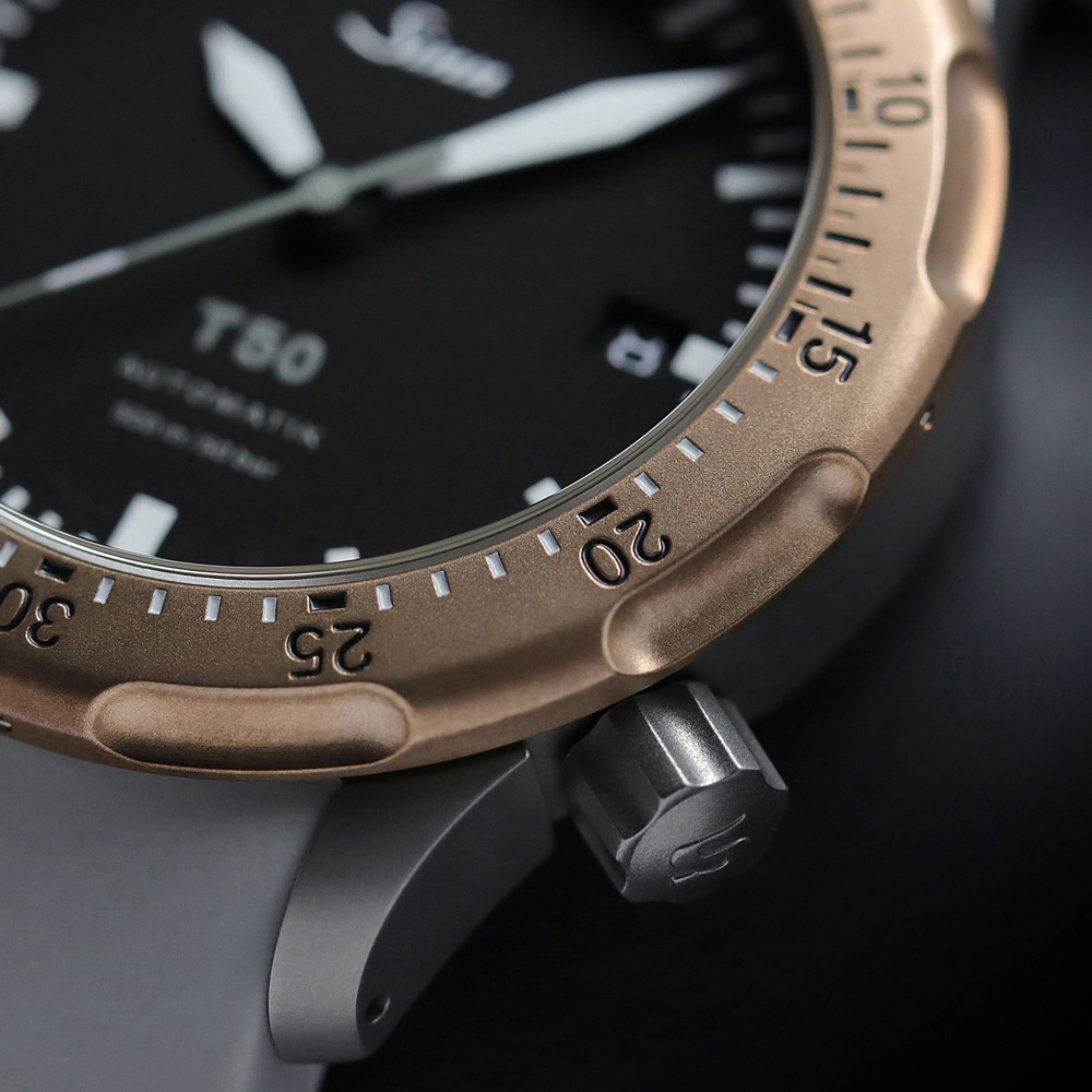 4時位置に配置したリューズ<