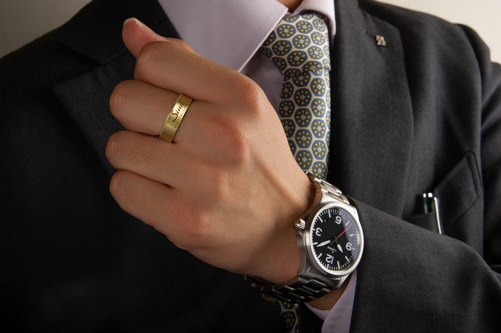 シンプルなフォルムを持つジン リング