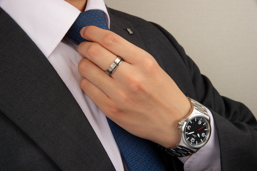 シンプルなフォルムを持つジン リング