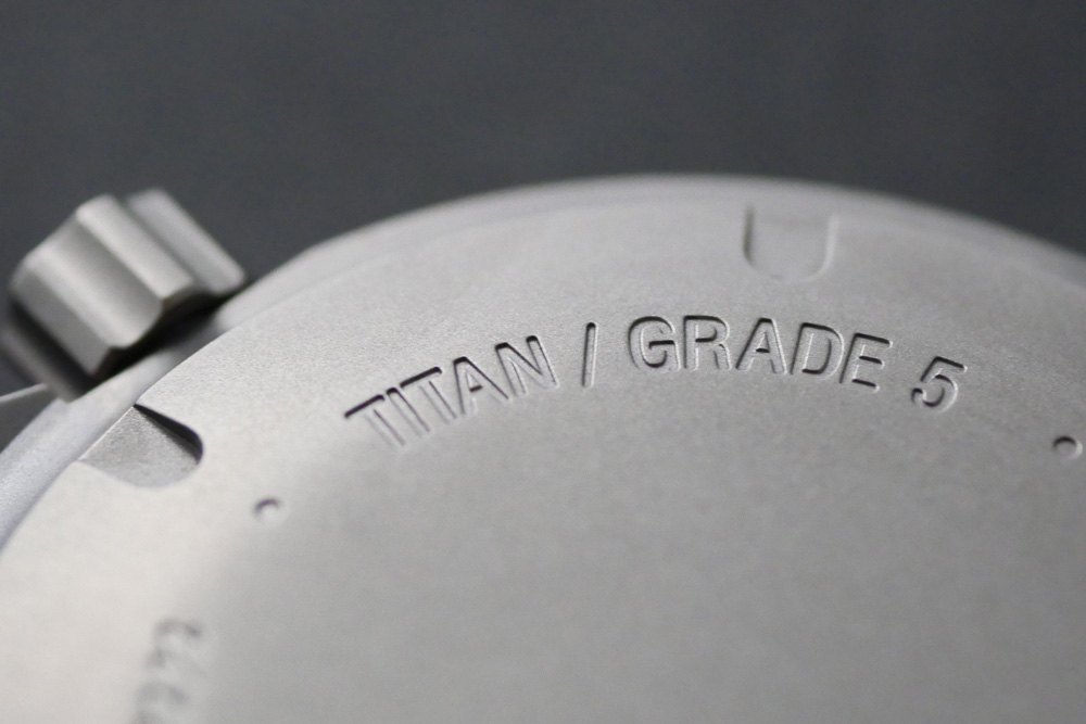 グレード5のチタンを採用