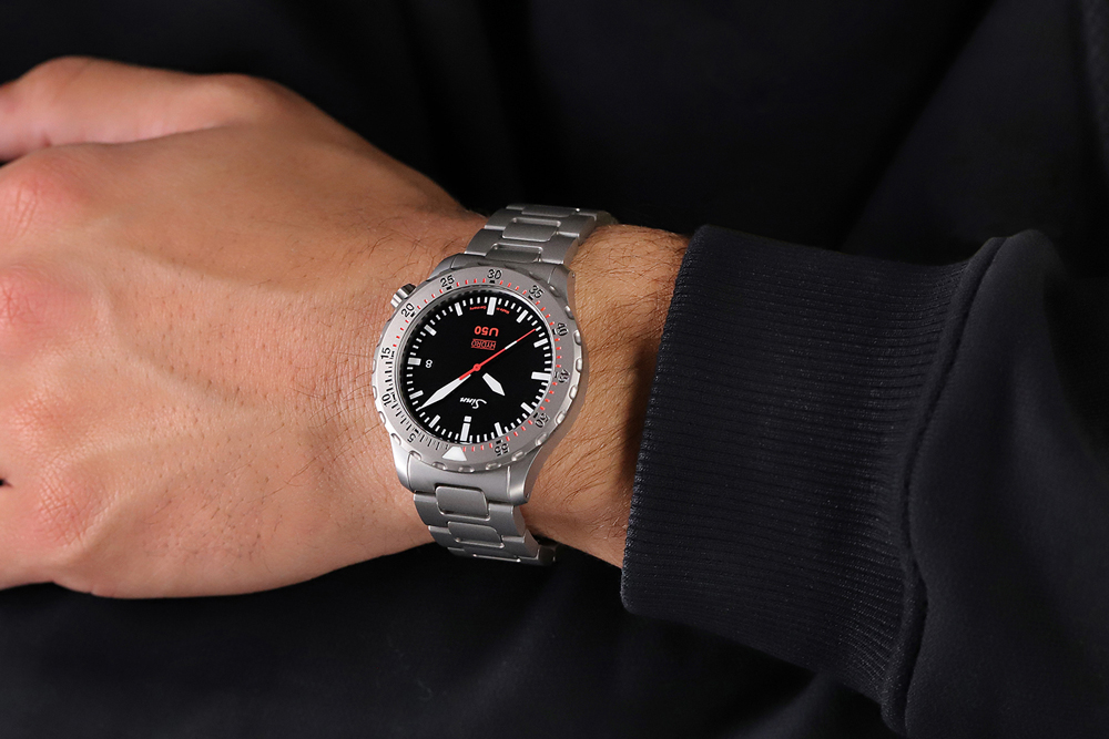 4時位置にリューズを備えた41mmサイズ