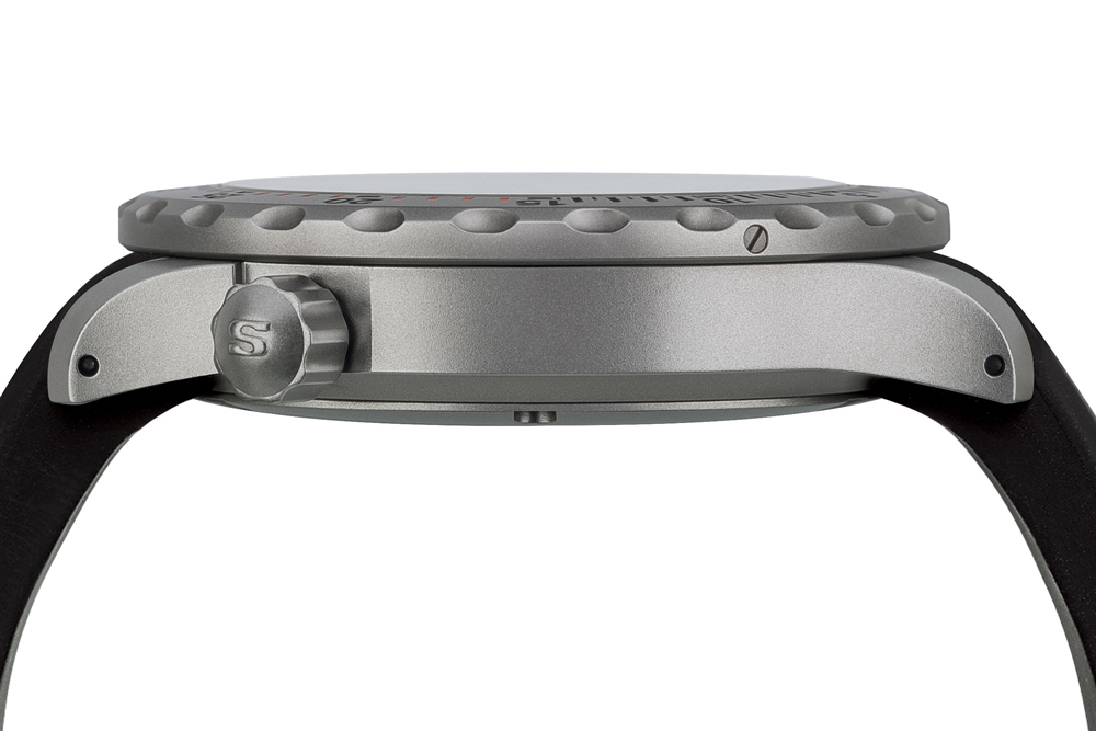 傷付きにくく外れることのない回転ベゼル