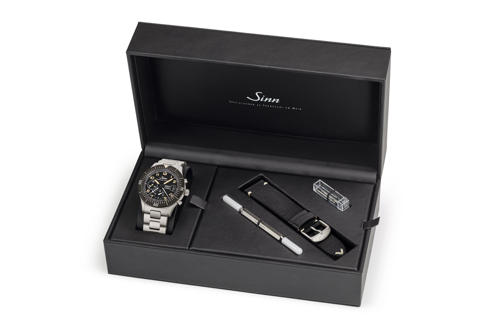 付属のベルトとともに特別ケースに収納