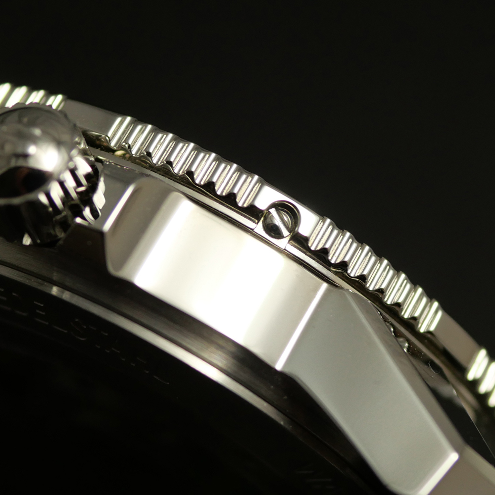 特殊結合方式により固定されたベゼル